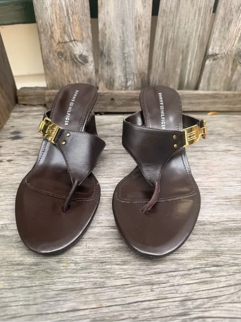 Tommy Hilfiger Dark Brown Leather Thong Kitten Heel Sandals Gold Buckle 7 1/2